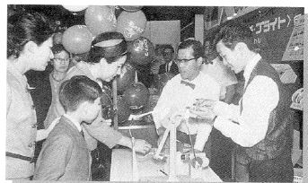 三笠宮妃殿下がスターボウ・メーカーに興味を持たれた写真