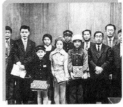 沖縄の子供たちが住友スリーエムを訪問した写真